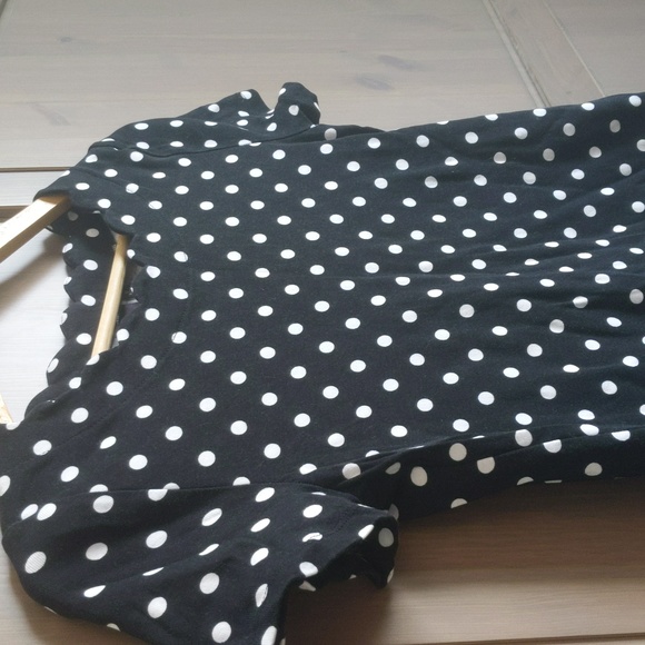 🎁$5 or free with bundle🎁Scalloped neck polka dot top - Picture 1 of 6